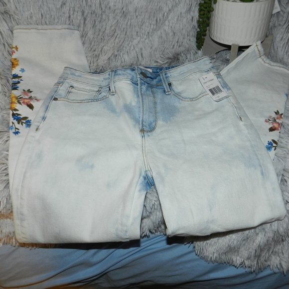 Driftwood Gizelle Girlfriend Skinny Embroidered Jeans  Light Wash NWT! - Picture 7 of 15